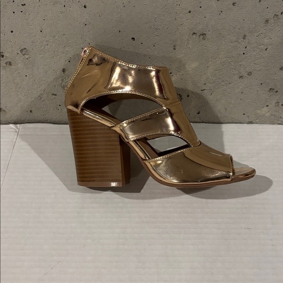 Yoki Metallic Gold Peep-Toe Sandals - Size 6 - Picture 2 of 9